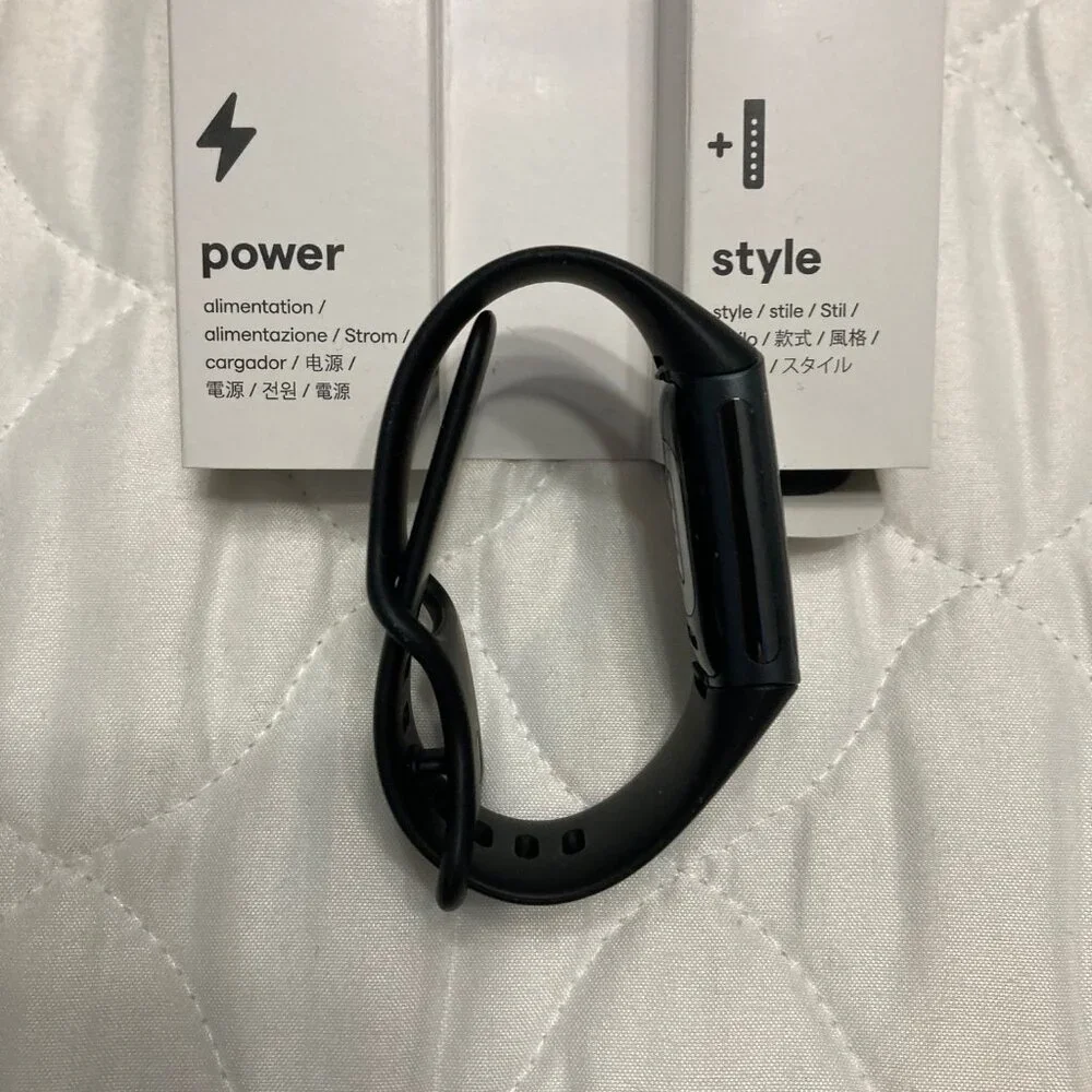 NWT * Fitbit Charge 5